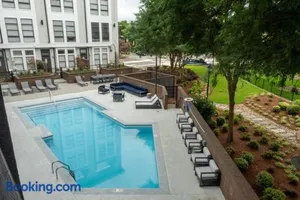 Image of Townhouse in Uptown King Bed-Wi-Fi-Free Parking-Pool