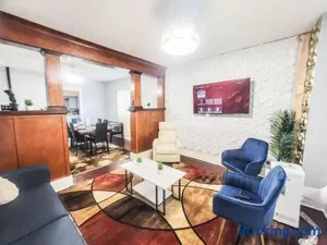 Image of 10 Mins to Airport Apt with King Beds