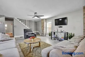 Image of 5 Bedroom, 6 Bed Cozy and Spacious Home