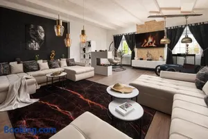 Image of Luxus wohnen im Schloss Corvey für 1-6 Gäste im UNESCO Weltkulturerbe Höxter Weserbergland free W-Lan Parken Netflix für Familien Paare und Geschäftsreisende inkl Handtücher Seife Nintendo Switch uvm