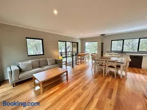 Image of Rosella - Bushland Hideaway