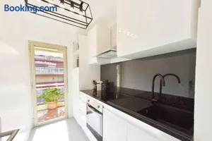 Image of Apartment with Terrace walk to Beaches & Shopping