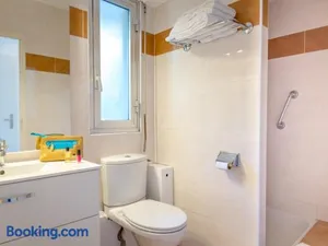 Image of Appartement 2 Pièces avec Balcon, Climatisé, Proche Plage et Centre-Ville - FR-1-466A-2