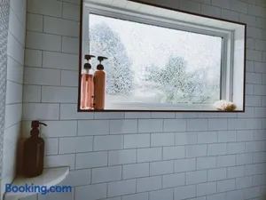 Image of Lovely Modern 2/2: Bright, Minimal, and Comfy
