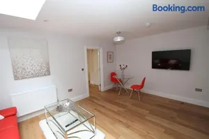 Image of Lovely One Bed Apartment-Near All Transport-Village-FreeParking
