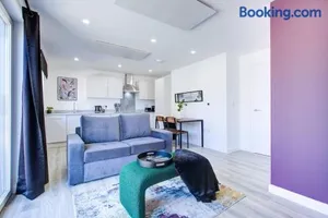 Image of 2bed 2bath In - Next To Station For 6 Free Parking