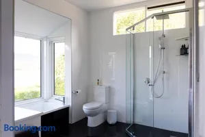 Image of Woodland Bay Retreat-Hot tub,Sauna and Bayview Hamptons Retreat