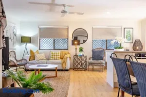 Image of Teak Street Retreat - Ultimate Comfort Steps to Maleny Main Street