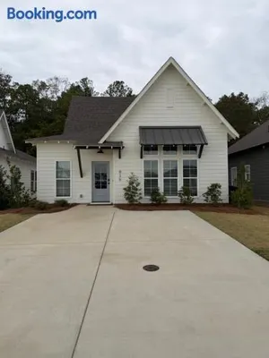 Image of Auburn, Opelika Sleeps 8, close Auburn University