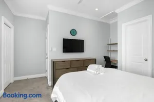 Image of Quick Access Bus/Metro Gorgeous/Elegant Home