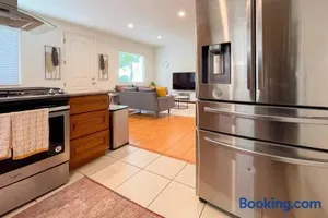 Image of Up to 20% off weekly stay 3BR 2.5 miles to airport