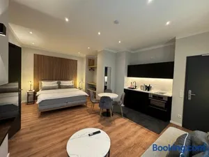 Image of City-Studio im Innenhof mit Boxspring-Bett und Community-Raum