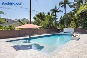 Image of Relaxing Pool House Near Disneyland