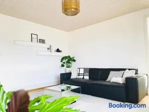 Image of -The Urbanist- Lakeview Free Parking 2BD Fast WiFi