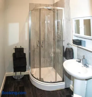 Image of Modern 1BR Flat in Central Stoke with Free Parking - Close to Stoke Railway Station