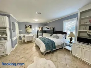 Image of Beautiful traditional home*Modern updates*Guest suite B