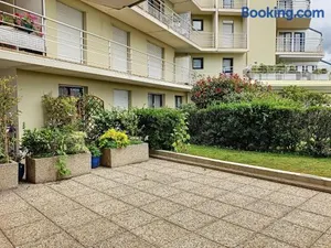 Image of Appartement moderne avec terrasse et parking, au cœur de Granville, à deux pas de la plage ! - FR-1-361-77
