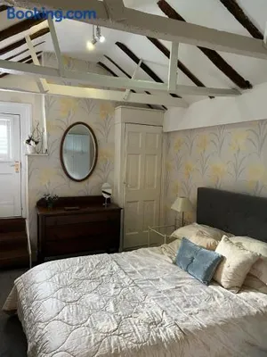 Image of Crescent Cottage, sleeps 8, pet friendly