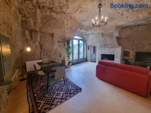 Image of Troglo en bord de Loire, entre vignes et châteaux