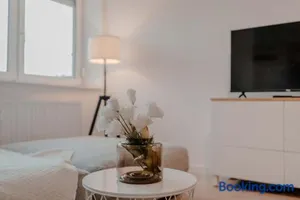 Image of Apartment mit Küche, Arbeitsplatz und XXL Sofa