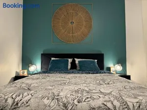 Image of L'Escale Versaillaise by Vyvea