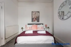 Image of Newly Renovated 3br House Near Hospital & Uni