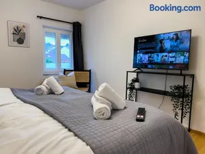 Image of STYLISCHE ZENTRALE WOHNUNG MIT KÜCHE UND PARKPLATZ IN SEITENSTRAẞE