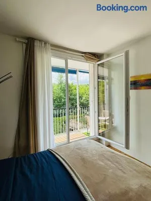 Image of Proche Château de Versailles avec balcon vu sur une forêt et parking gratuit pour 5 personnes maximum