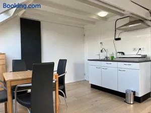 Image of Zolderstudio dichtbij Goffert met eigen badkamer en WC, eigen keuken, eigen ingang