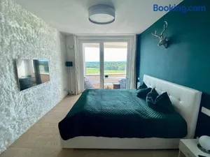 Image of ALPEN-PANORAMA SUITE - Einzigartige Privatsuite hoch über München, 12tes OG, Alpenblick, Loggia, Whirlpool, 15 Minuten zum Zentrum, Ruhe und Erholung in der Stadt München für privat und geschäftlich Reisende