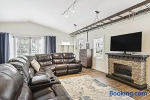 Image of Modern Cambridge Cottage Walk to Town, Waterfront