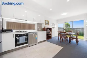 Image of KozyGuru Austral Convenient 4 x Ensuite House