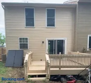 Image of Newly Renovated Cozy 3 Bedroom 2 Bath Townhome Close to Commanders Stadium and 4 Metro Stations