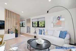 Image of Dazzling Modern Home Close to Downtown Palo Alto and Stanford