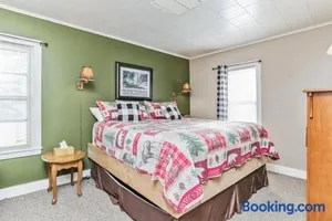 Image of 4 BDRM - Hot Tub - Fire Pit