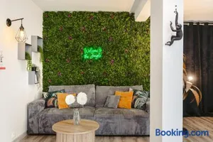 Image of Jungle Saintaise - Coeur de ville, Calme, Tv 4K, Fibre, Netflix, Parking Surveillé Qpark 150m