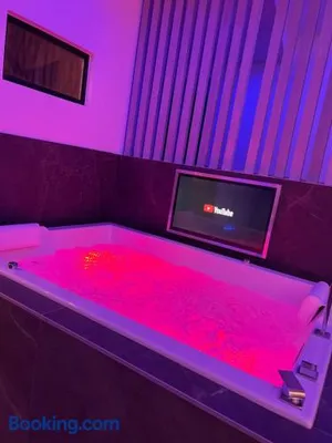 Image of Chic & Jacuzzi