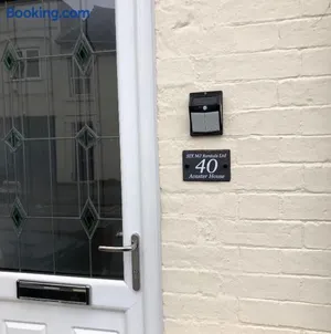 Image of Acaster House, x4 rooms with en-suites x1 room private bathroom, street parking, close to train station