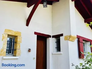 Image of Maison Basque T4 à Espelette : 5 adultes + 2 enfants, Internet, Jardin, Animal OK - FR-1-495-2