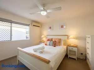 Image of Cozy 3B2B Townhouse w Parking Backyard Malls and Parks