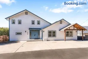 Image of Smiling Otter Retreat! Waterfront/pool/spa/games!