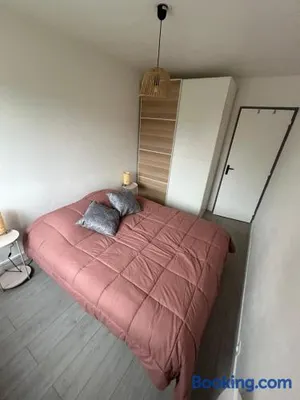 Image of Charmant appartement avec balcon, WIFI, parking privatif, à proximité de la plage et du centre-ville. - FR-1-712-20