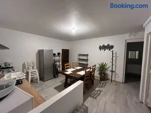 Image of Logement sous maison habitée en face de la foret petite cour