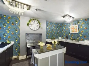 Image of Montague House Town Centre Sleeps Up To 12 Guests