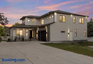 Image of Spacious 5-Bedroom Home in Murray with Garden Views