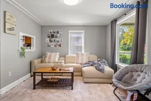 Image of Cozy 3 Bedroom Near Airport And Downtown Detroit