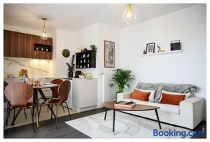 Image of Entre Paris et le Chateau de Versailles - Parking