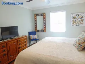Image of Q4 Professionally decorated upstairs beautiful soothing colors close to back pool