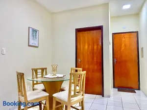 Image of Apto espaçoso no Centro, térreo com 2 Quartos de Casal ArCond WiFi 400megas HomeOfice Cozinha e Garagem