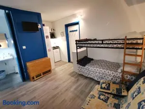 Image of STUDIO LES GLOVETTES